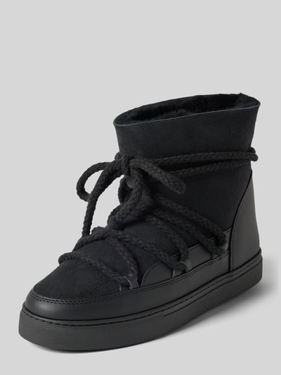 Produktfoto, schwarze Boots mit Schnürverschluss Modell 'Classic' von INUIKII, leicht profilierte Sohle, abgerundete Passform, Texturmix