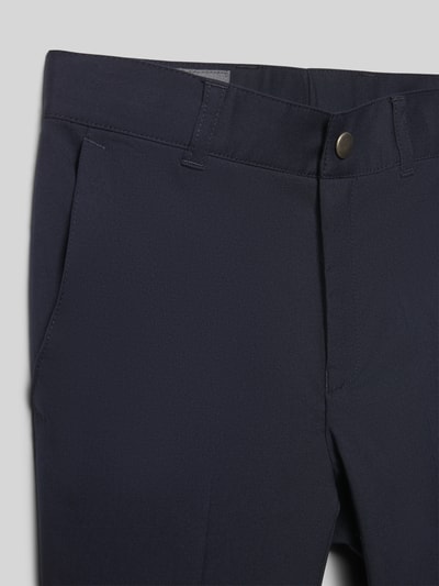 Mannenmodel draagt Stoffen broek met Franse steekzakken van G.O.L., materiaalmix met viscose, recht model, bandplooien, detailopname.