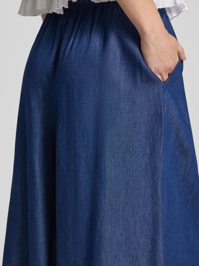 Frauenmodel trägt Regular Fit Culotte aus Baumwoll-Lyocell-Mix Modell 'BEA BEAD' von Only in Dunkelblau, Detailaufnahme, Damen Culotte.