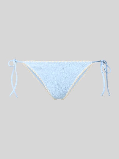 Produktfoto, Bikini-Hose mit Strukturmuster Modell 'Marielle' von MC2 Saint Barth aus Elastischer-Material-Mix mit Logo-Patch in Hellblau.