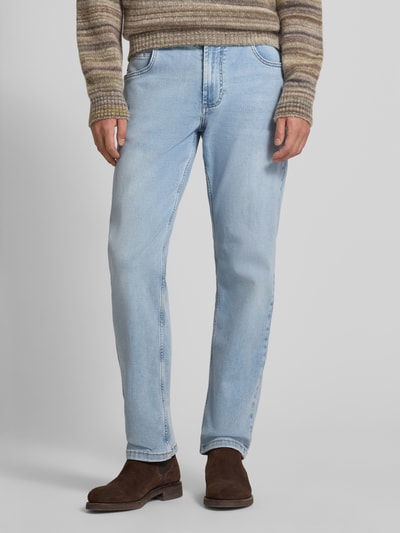 Männermodel trägt Relaxed Fit Jeans im Used-Look von Christian Berg Men, hellblau, Baumwoll-Mix mit Stretch-Anteil, Eingrifftaschen, Nahaufnahme Oberkörper.