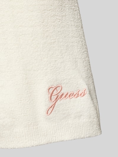 Produktfoto, cremefarbener Frottee-Stoff mit rosafarbenem Label-Stitching, Pyjama-Shorts mit Label-Stitching Modell 'ARIA' von GUESS, elastischer Bund.