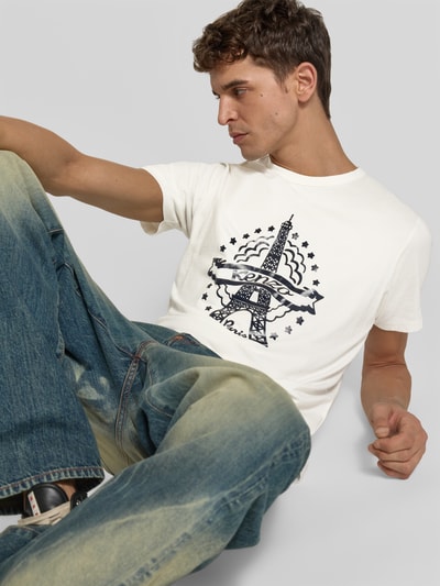 Männermodel trägt Slim Fit T-Shirt aus reiner Baumwolle von KENZO, Motiv-Print, Label-Schriftzug, kurzärmelig, Nahaufnahme Oberkörper.
