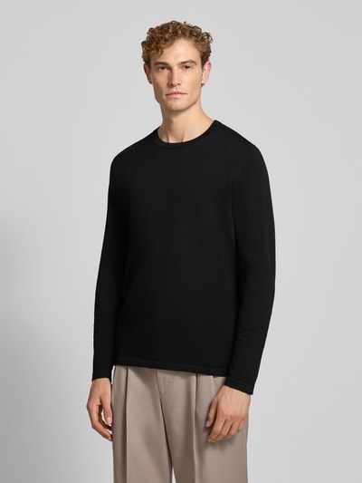 Männermodel trägt Slim Fit shirt met lange mouwen van puur katoen met ronde hals en ribboordjes van DRYKORN, kleur zwart, Ganzkörperansicht von vorne. Ruglengte maat M: 70 cm, mouwlengte maat M: 70 cm.