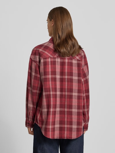 Vrouwenmodel draagt Oversized Fit Hemdbluse aus reiner Baumwolle met borstzak van REVIEW, rood geruit patroon, puur katoen, oversized fit, borstzak, doorlopende knoopsluiting, lange mouw, overhemdkraag, verlaagde schouders, ruglengte bij maat S 74 cm, mouwlengte bij maat S 53 cm, ganzekörperansicht rückansicht.