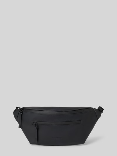 Produktfoto, schwarze Bauchtasche mit Logo-Detail Modell 'SPLÄSH BUMBAG' von GASTON LUGA, Reißverschluss, verstellbarer Trageriemen, glatte Oberfläche