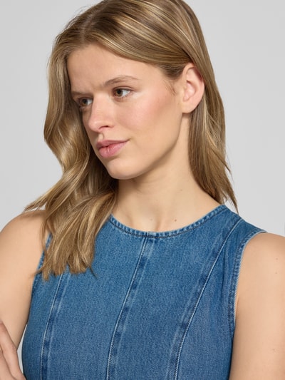 Frauenmodel trägt Jeanskleid mit Rundhalsausschnitt Modell 'LENA' von Topshop aus Baumwoll-Lyocell-Mix, Nahaufnahme Oberkörper.