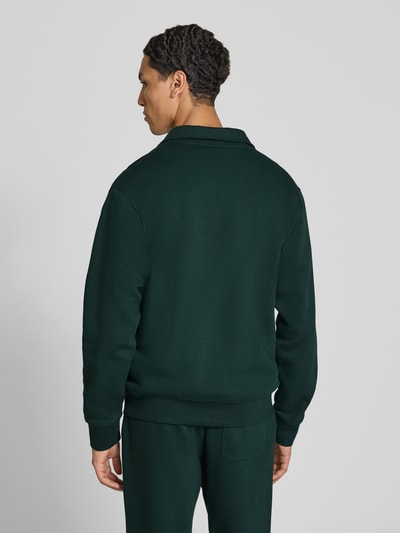 Männermodel trägt Regular Fit Sweatshirt aus Baumwoll-Mix Modell 'Soho' von JACK & JONES in Dunkelgrün, Rückenansicht, Herrenmode