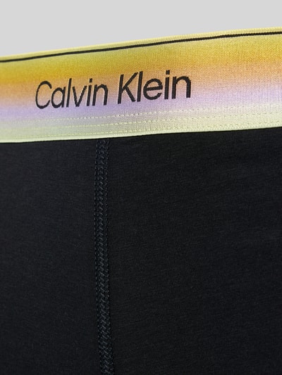 Frauenmodel trägt Panty aus Baumwoll-Mix von Calvin Klein Underwear, Optik: Unifarben, Label-Bund, Bundabschluss: Elastisch, Nahaufnahme Oberkörper.