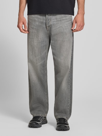 Männermodel trägt Straight Fit Jeans aus reiner Baumwolle im Used-Look von JACK & JONES, graue Farbe, 5-Pocket, Ganzkörperansicht von vorne.