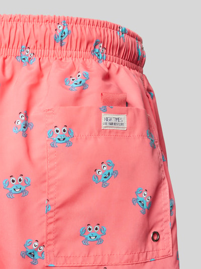 Productfoto, Badehose im all-over look met elastische band en tunnelkoord van MCNEAL, regular fit heren zwembroek, vrolijk patroon, roze met blauwe krabben, detailopname van achterzijde