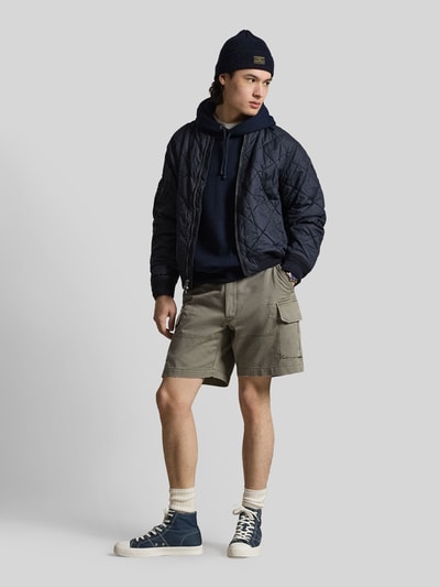 Männermodel trägt Relaxed Fit Cargoshorts aus reiner Baumwolle von Polo Ralph Lauren, Optik: Unifarben, Logo-Stitching, Webstruktur, Ganzkörperansicht von vorne