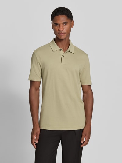 Männermodel trägt Regular Fit Poloshirt aus Baumwoll-Mix Modell 'PARLAY 240' von BOSS in Unifarbe mit Polokragen, Kurzarm, Ganzkörperansicht von vorne.