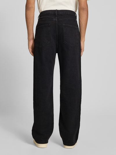 Mężczyzna nosi Baggy Fit Jeans mit Knopfverschluss von REVIEW, czarny denim, 5 kieszeni, szerokość w rozmiarze 32: 41 cm, długość wewnętrzna nogawki 77 cm, pełny widok od tyłu.