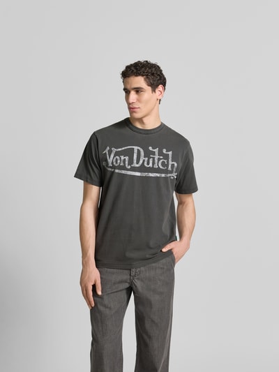 Männermodel trägt Relaxed Fit T-Shirt aus Reiner Baumwolle von ANNARR, Herren T-Shirt mit Label-Print, Rundhalsausschnitt, Kurzärmelig, Rückenlänge bei Größe M 70 cm, Ganzkörperansicht von vorne.