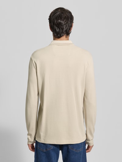 Mężczyzna nosi Koszulkę polo Regular Fit z czystej bawełny Model 'PLISY' od BOSS Green, efekt: jednolity kolor, wyhaftowane logo, kołnierzyk polo, dekolt henley, listwa guzikowa, długi rękaw, wykończenie: pika, widok całej sylwetki z tyłu.