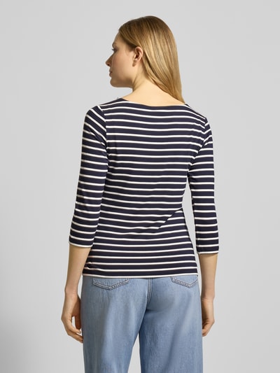 Vrouwenmodel draagt T-shirt met ronde hals en 3/4-mouw van More & More, mix van viscose en elastaan, regular fit, ruglengte maat 36: 57 cm, gestreept patroon, kleuren blauw en wit, gladde textuur. Ganzkörperansicht Rückansicht.