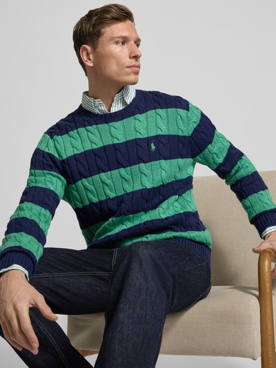 Männermodel trägt Regular Fit Strickpullover aus reiner Baumwolle von Polo Ralph Lauren, Optik: Unifarben, Strickoptik, Two-Tone, Zopfmuster, Logo-Detail, Rundhals, Langarm, gerippte Abschlüsse, Materialverarbeitung: Strick, Ganzkörperansicht von vorne.