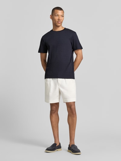 Männermodel trägt Herren T-Shirt mit Strukturmuster Modell 'Raulos' von JOOP! Collection aus Reine Baumwolle, Ganzkörperansicht von vorne.
