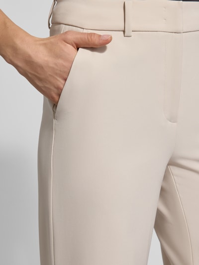 Frauenmodel trägt Stoffhose mit Gesäßtaschen Modell 'AMELIE' von Cambio, Material-Mix, gerade Schnittform, Detailaufnahme Hüfte.