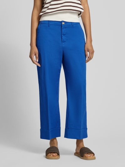 Kobiece modelka nosi Wide Leg Culotte aus Baumwoll-Mix von s.Oliver RED LABEL, niebieskie, unikalny kolor, bawełniany miks, krój wide leg, wysoki stan, długość 7/8, zaprasowane kanty, szlufki na pasek, kieszenie boczne, imitacja kieszeni z tyłu, nogawki z mankietem, zapięcie na guzik i ukryty zamek, widok całej sylwetki z przodu