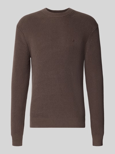 Produktfoto, brauner Slim Fit Pullover aus reiner Baumwolle in Strick-Optik von Replay mit Rundhalsausschnitt und Logo-Stitching.