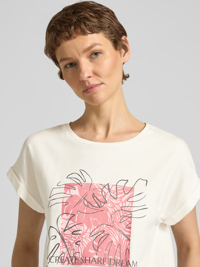 Frauenmodel trägt T-Shirt mit fixiertem Ärmelaufschlag Modell 'RINA' von Soyaconcept, Baumwoll-Mix, Rundhals, Printmotiv, Nahaufnahme Oberkörper.