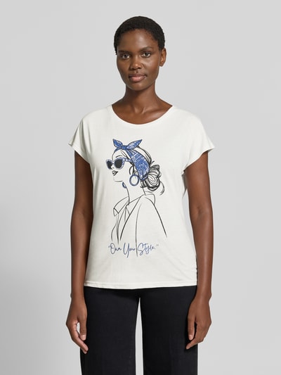 Frauenmodel trägt T-Shirt aus Baumwoll-Viskose-Mix von Christian Berg Woman in Weiß mit Print, Rundhalsausschnitt, gerade geschnitten, Ganzkörperansicht von vorne. Rückenlänge S: 56 cm, überschnittene Schultern.