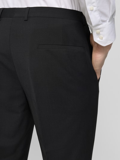 Mężczyznamodel nosi Super Slim Fit Anzug aus Woll-Mix Modell 'ARTI/HESTEN' von HUGO, efekt: jednolity kolor, mieszanka wełny, detalaufnahme tylnej części spodni.