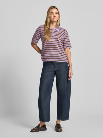Frauenmodel trägt Poloshirt mit Woll-Anteil Modell 'Milvi' von MOS MOSH, lila gestreift, Material-Mix, taillierte Passform, Ganzkörperansicht von vorne.