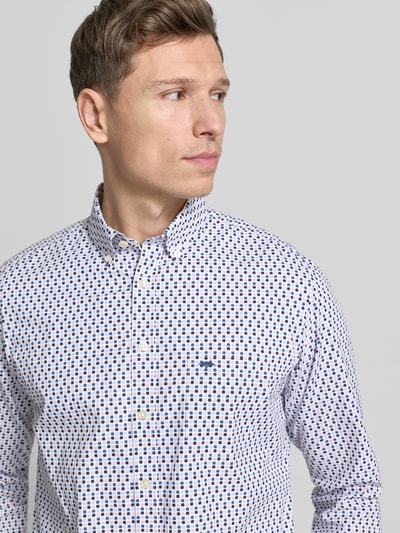 Männermodel trägt Slim Fit Freizeithemd mit Logo-Stitching von Fynch-Hatton, reine Baumwolle, Button-Down-Kragen, Nahaufnahme Oberkörper.