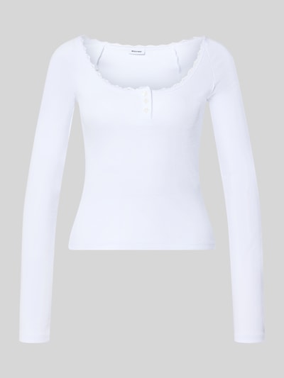 Produktfoto, weißes Longsleeve in Ripp-Optik mit Spitzenbesatz und Knopfleiste, Slim Fit, Modell 'MAYA' von NOISY MAY®, Baumwoll-Elasthan-Mix.