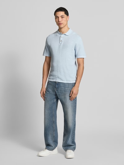 Männermodel trägt Regular Fit Poloshirt mit Strukturmuster Modell 'GEORGE' von Jack & Jones in Hellblau, Ganzkörperansicht von vorne. Baumwoll-Mix, Knopfleiste, Rückenlänge bei Größe M 67 cm.