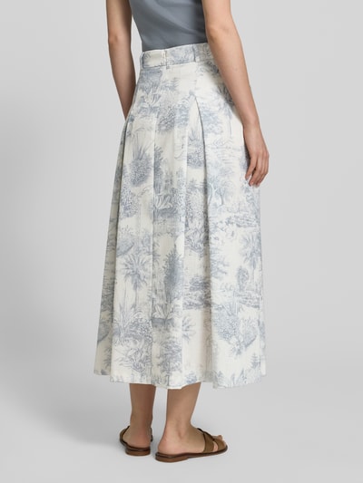 Vrouwenmodel draagt midirok in all-over look model 'PALMIRA' van SEDUCTIVE met plooien, A-lijn, lichte en blauwe tinten, geheel vanuit achteraanzicht. Context: dames midirok met bandwijdte bij maat 36 van 39 cm, totale lengte 88 cm.