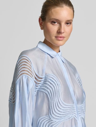 Männermodel trägt Regular Fit Bluse mit verdeckter Knopfleiste Modell 'MOLLY' von Copenhagen Muse, niebieski, strukturalny materiał, kołnierz koszulowy, krój regular fit, damska bluzka, długość tyłu w rozmiarze S: 67 cm, długość rękawa w rozmiarze S: 76 cm, detaliczne przeszycia, półzbliżenie na górną część ciała, widok z przodu.