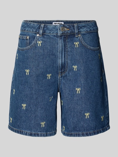 Produktfoto, Jeansshorts mit Stitchings von REVIEW aus Reine Baumwolle im Regular-Fit mit Eingrifftaschen, Bundweite 39 cm, Innenbeinlänge 18 cm, blaue Waschung, gelbe Stickereien, glatte Textur.