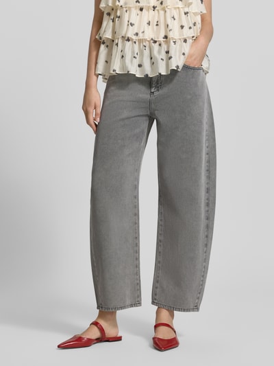 Frauenmodel trägt Barrel Fit Jeans aus Lyocell-Baumwoll-Mix von JAKE*S STUDIO WOMAN in Grau, mit Eingrifftaschen, Nahaufnahme Unterkörper.