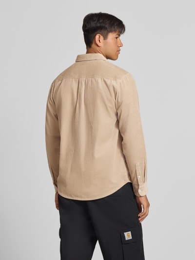 Männermodel trägt Regular Fit Freizeithemd mit Logo-Stitching Modell 'MADISON' von Carhartt Work In Progress in Beige, Rückenansicht, reine Baumwolle, Button-Down-Kragen, Knopfleiste, Sportmanschetten, abgerundeter Saum.