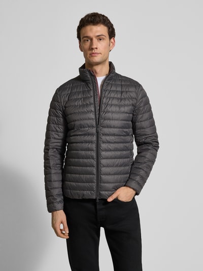 Männermodel trägt Steppjacke mit Stehkragen und Zweiwege-Reißverschluss von Geox in Grau, Regular Fit, Ganzkörperansicht von vorne.