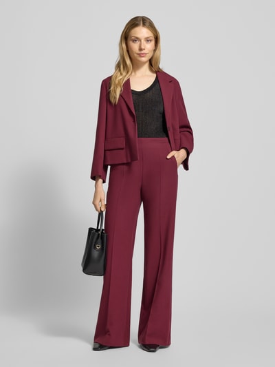 Frauenmodel trägt Boxy Fit Blazer mit Pattentaschen von Windsor in Dunkelrot, Material-Mix mit Viskose-Anteil, Reverskragen, Knopfverschluss, Ganzkörperansicht von vorne.