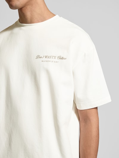 Männermodel trägt Regular Fit T-Shirt aus Baumwoll-Mix von Don't Waste Culture, Statement-Print, Rundhalsausschnitt, Nahaufnahme Oberkörper.
