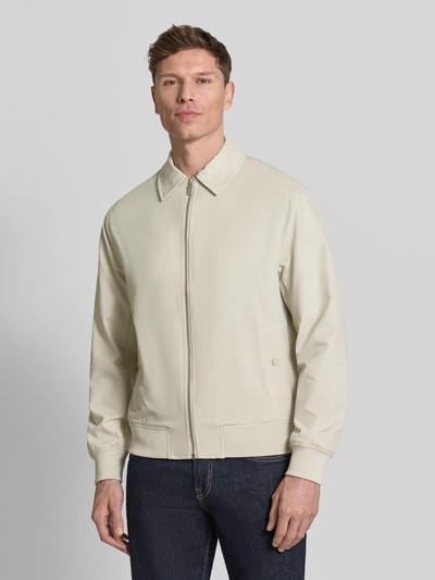 Męski model nosi Blouson mit Kentkragen od JAKE*S STUDIO MEN, krój regular fit, kremowy, gładki materiał, kieszenie, widok całej sylwetki z przodu. Długość pleców w rozmiarze M: 60 cm, szerokość ramion w rozmiarze M: 48 cm, szerokość w rozmiarze M: 58 cm, długość rękawa w rozmiarze M: 67 cm.