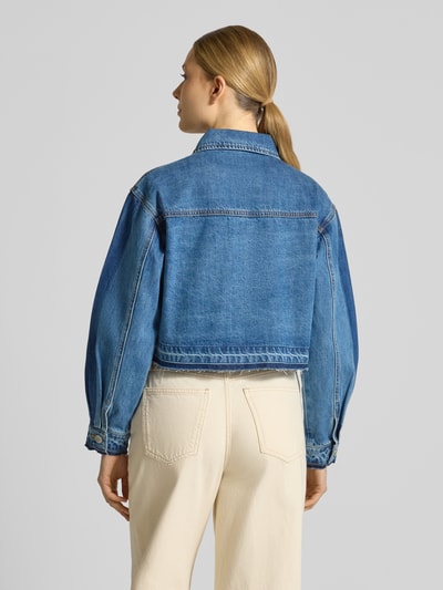 Vrouwenmodel draagt jeansjack met viscose, recht model van SUNCOO PARIS, model 'DENZEL', platte kraag, ritssluiting, ruglengte 47 cm, schouderbreedte 48 cm, borstwijdte 53 cm, mouwlengte 56 cm, materiaalmix, ganzekörperaanzicht achteraan.