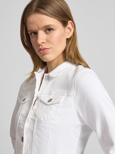 Kobiece modelka ma na sobie kurtkę jeansową Regular Fit Jeansjacke aus Baumwoll-Mix Modell 'WONDER' od Only, jednokolorowy biały denim, wykładany kołnierz, listwa guzikowa, kieszenie na piersi i boczne, mieszanka bawełny, efekt: szwy i pas na plecach, z długimi rękawami zakończonymi mankietem, zbliżenie na górę ciała.