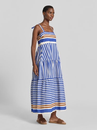 Vrouwenmodel draagt midi-jurk im Stufen-Look van Stefanel van puur katoen, A-lijn, vierkante hals, laagjeslook, Ganzkörperansicht von vorne.