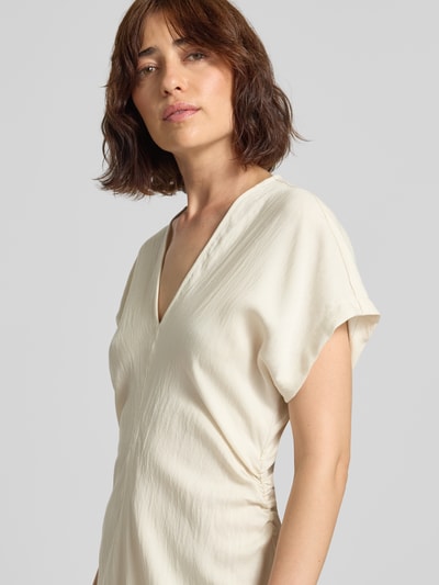 Vrouwenmodel draagt Regular Fit maxi-jurk uit lyocellmix met viscose van Jake*s Collection, V-hals, plooien, korte mouw, close-up bovenlichaam.