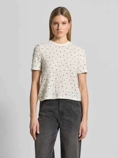 Frauenmodel trägt T-Shirt im Allover-Look mit Rundhalsausschnitt von Jake*s Casual in Creme mit Punktmuster, Material-Mix und Stretch, Regular Fit, Ganzkörperansicht von vorne.