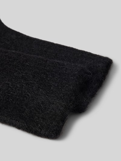 Produktfoto, schwarze Handschuhe mit Woll-Anteil von Jake*s Casual, weiche wollige Textur auf grauem Hintergrund