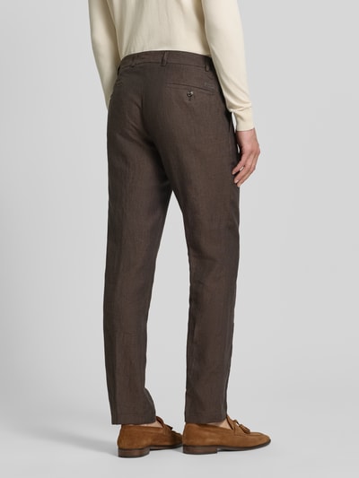Männermodel trägt Slim Fit Leinenhose mit Tunnelzug Modell 'Sake' von JOOP! Collection, braun, feine Leinenstruktur, Ganzkörperansicht Rückansicht.
