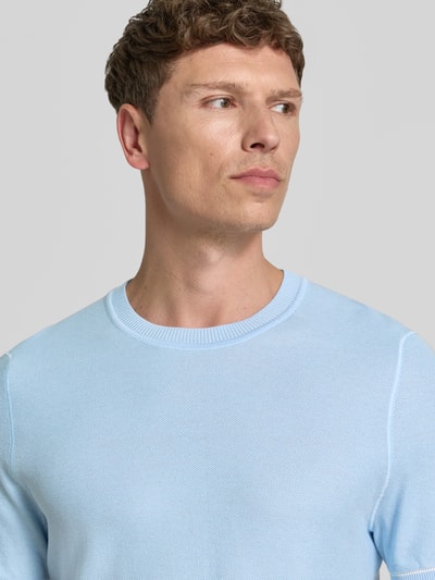 Männermodel trägt Regular Fit T-Shirt aus Strick Modell 'H-NALON' von BOSS in Hellblau, Rundhals, Baumwoll-Mix, Nahaufnahme Oberkörper.